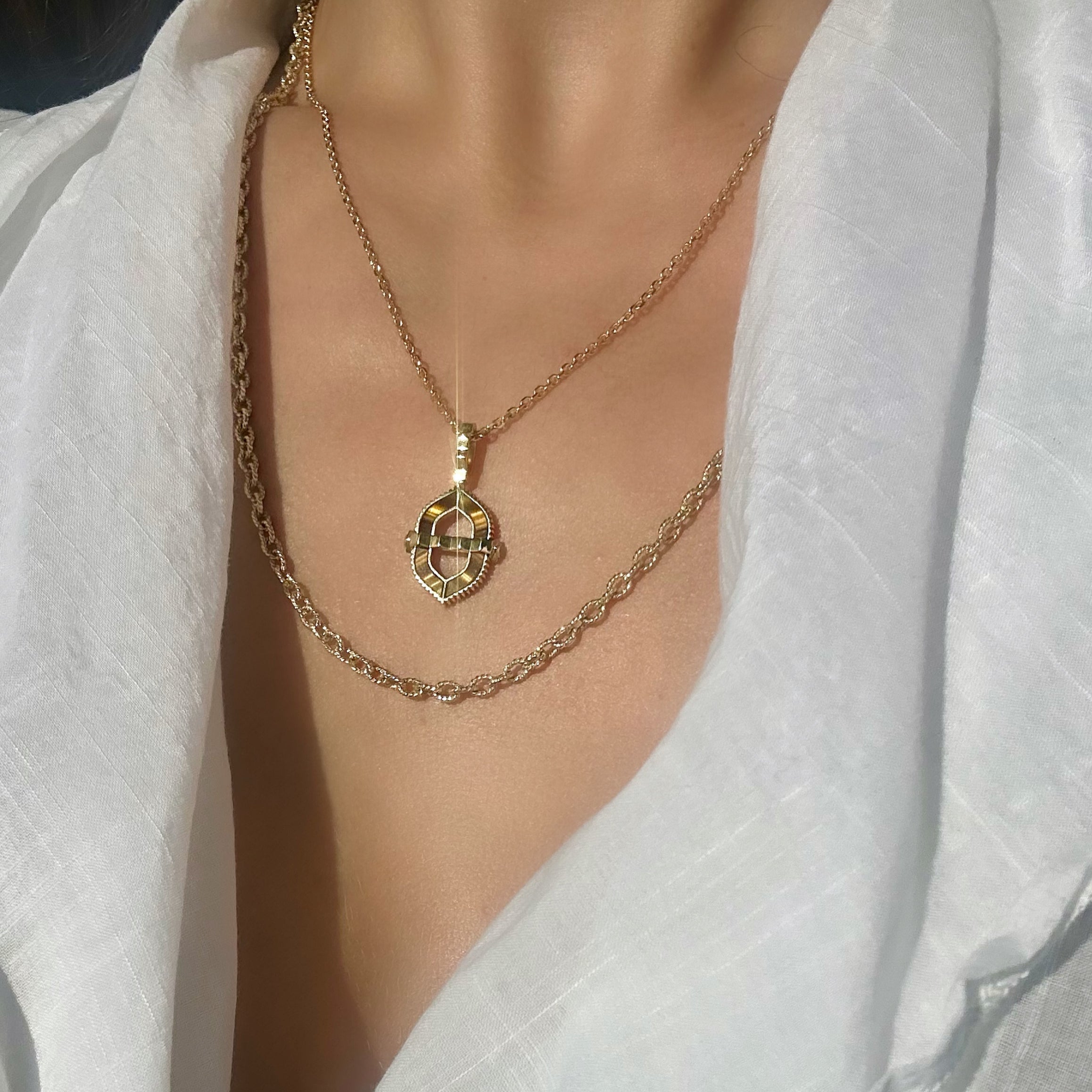 18k gold tiger eye pendant necklace